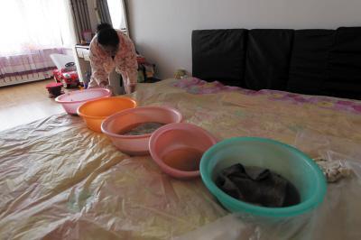 昂仁楼上漏水，住户失联，小区没物管，业主维权难！律师来支招……